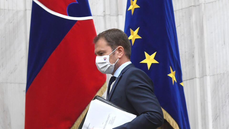 Na snímke predseda vlády SR Igor Matovič (OĽaNO) prichádza na mimoriadnu schôdzu k jeho odvolávaniu 23. júla 2020 v Bratislave. Poslancom sa na prvýkrát nepodarilo otvoriť mimoriadnu schôdzu k odvolávaniu premiéra Igora Matoviča (OĽaNO). Plénum nebolo uznášania schopné. Predseda Národnej rady (NR) SR Boris Kollár (Sme rodina) vyhlásil hodinovú prestávku. FOTO TASR - Martin Baumann