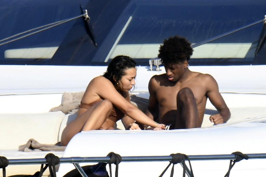 Poriadne sa na dovolenke rozvášnil hrdina posledného finále Ligy majstrov Kingsley Coman. Teda skôr jeho priateľka Sabrina, ktorej futbalista už asi veľmi chýbal. Najprv rukou ohmatala