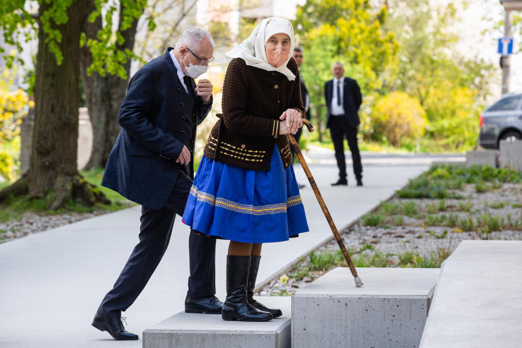 Svadba Gabriely Drobovej a Karola Rumana v Bratislave. Na snímke mama a babka Gabiky Drobovej.