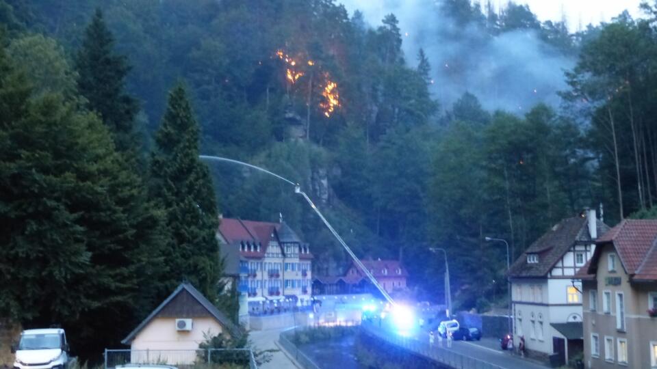 V Českom Švajčiarsku sa nedarí uhasiť požiar.