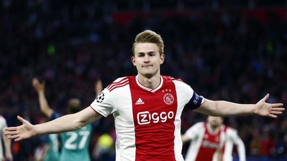 Správy o finalizovaní prestupu holandského futbalového obrancu Matthijsa De Ligta z Ajaxu Amsterdam do Paríža Saint-Germain nie sú pravdivé.
