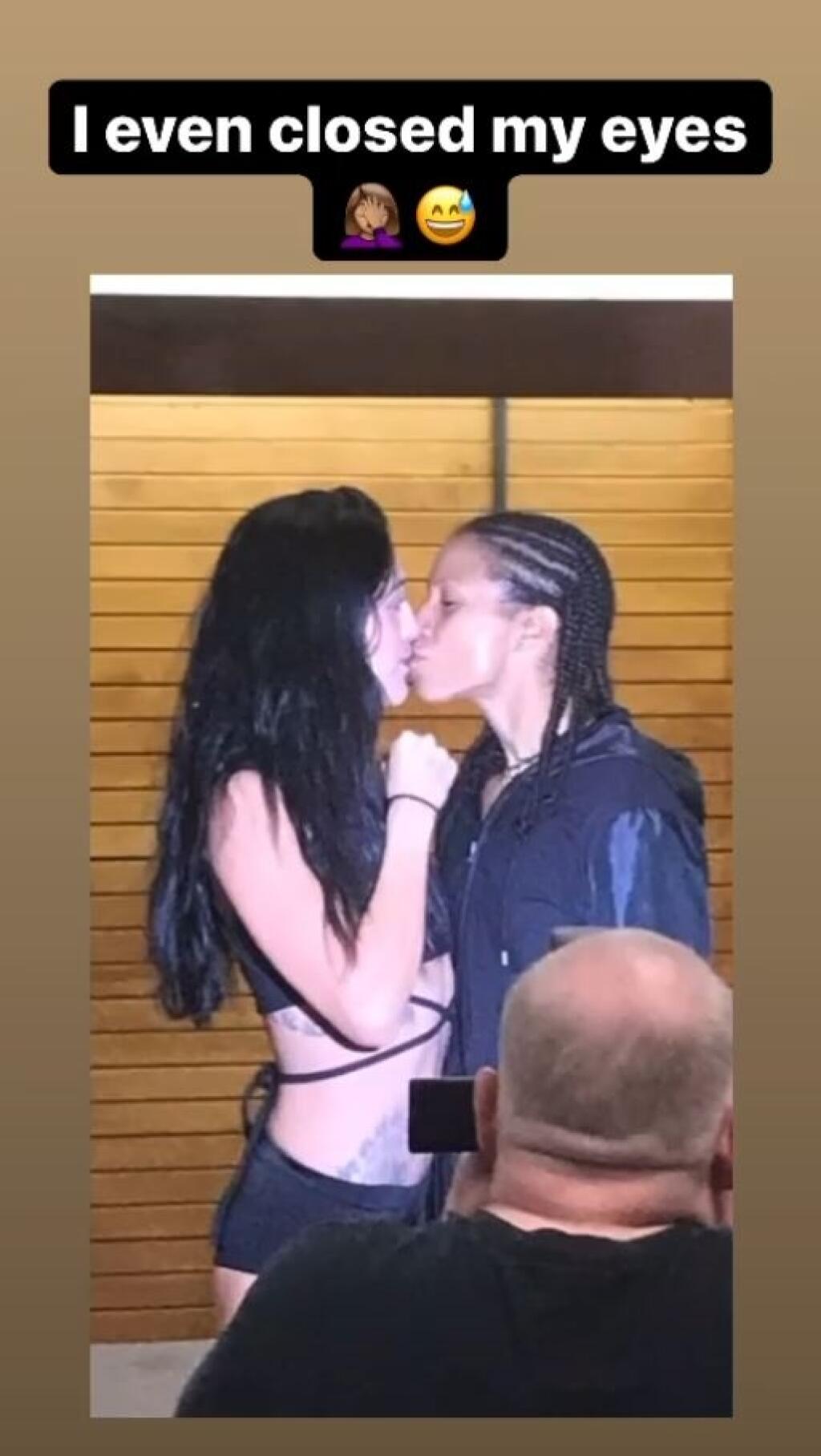 Americká bojovníčka miluje kontroverzie. V minulosti, napríklad, takto pobozkala svoju súperku na predzápasovom vážení.