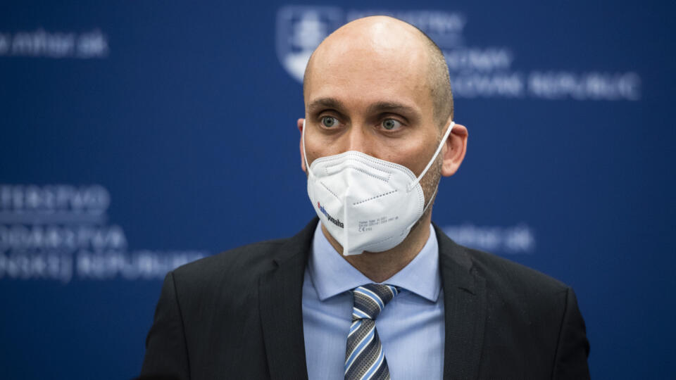 Na snímke štátny tajomník Ministerstva hospodárstva SR Karol Galek počas tlačovej konferencie s predsedom Úradu pre reguláciu sieťových odvetví Andrejom Jurisom na tému: Predĺženie prevádzky obnoviteľných zdrojov vyrovná dlhy aj zníži cenu elektriny. V Bratislave 13. apríla 2021. FOTO TASR - Jaroslav Novák