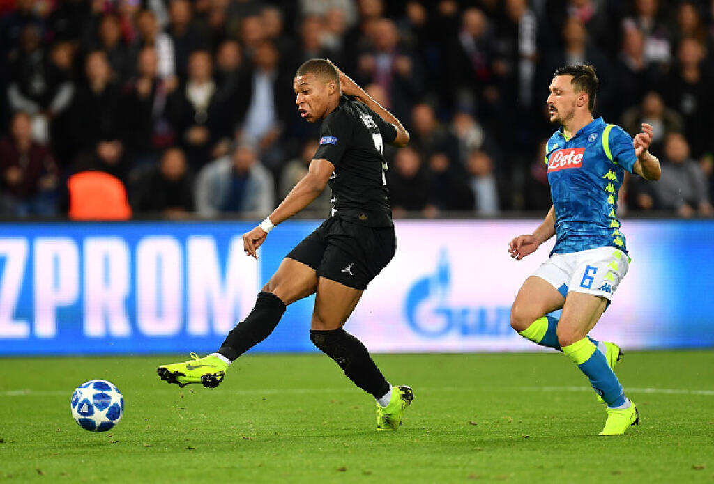 Kylian Mbappe sa stal francúzskym Futbalistom roka. Útočník Paríža St. Germain triumfoval v ankete magazínu France Football pred svojimi spoluhráčmi z tímu majstrov sveta - obrancom Raphaelom Varanom z Realu Madrid a kanonierom Atletica Madrid Antoineom Griezmannom.