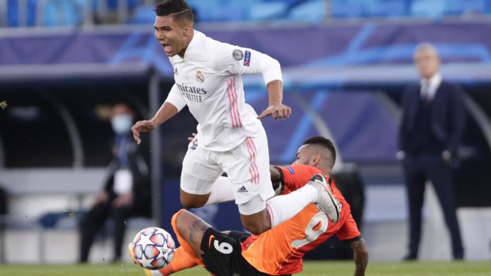 Na snímke zľava brazílsky stredopoliar Realu Casemiro a jeho krajan a stredopoliar Donecka Dentinho v zápase B-skupiny 1. kola skupinovej fázy Ligy majstrov vo futbale Real Madrid - Šachťar Doneck v Madride