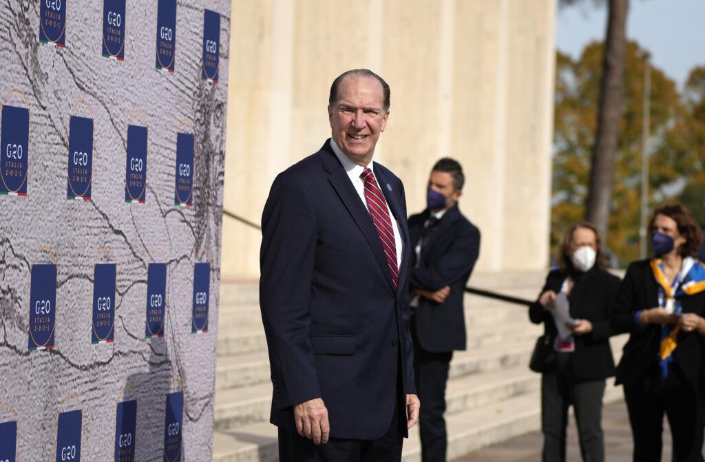 KK21 Rím -  Prezident Svetovej banky David Malpass prichádza na stretnutie ministrov zdravotníctva a financií skupiny G20, 29. októbra 2021 v Ríme. FOTO TASR/AP
World Bank President David Malpass poses as he arrives for a meeting of G20 finance and health ministers at the Salone delle Fontane (Hall of Fountains) in Rome, Friday, Oct. 29, 2021. A Group of 20 summit scheduled for this weekend in Rome is the first in-person gathering of leaders of the world's biggest economies since the COVID-19 pa