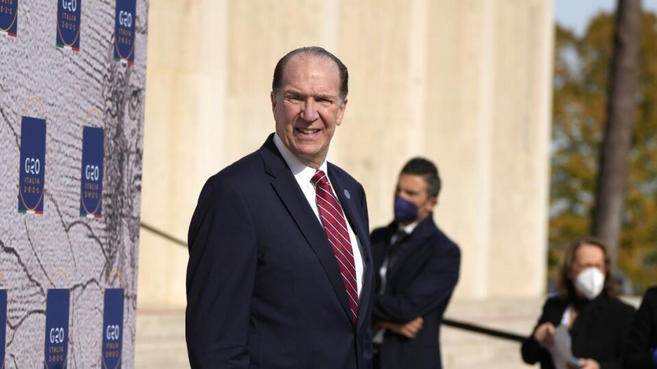KK21 Rím - Prezident Svetovej banky David Malpass prichádza na stretnutie ministrov zdravotníctva a financií skupiny G20, 29. októbra 2021 v Ríme. FOTO TASR/AP
World Bank President David Malpass poses as he arrives for a meeting of G20 finance and health ministers at the Salone delle Fontane (Hall of Fountains) in Rome, Friday, Oct. 29, 2021. A Group of 20 summit scheduled for this weekend in Rome is the first in-person gathering of leaders of the world's biggest economies since the COVID-19 pa