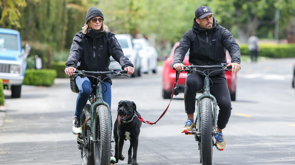 Robin Wright si vyšla na bicykel so svojím manželom Clementom Giraudetom a ich psom