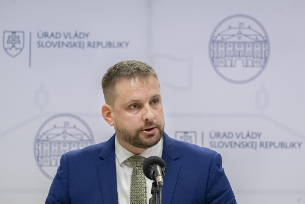 Na snímke minister zdravotníctva SR Kamil Šaško (Hlas-SD) počas vyhlásenia pre médiá pred začiatkom 62. rokovania vlády SR 4. decembra 2024 v Bratislave. FOTO TASR - Martin Baumann
