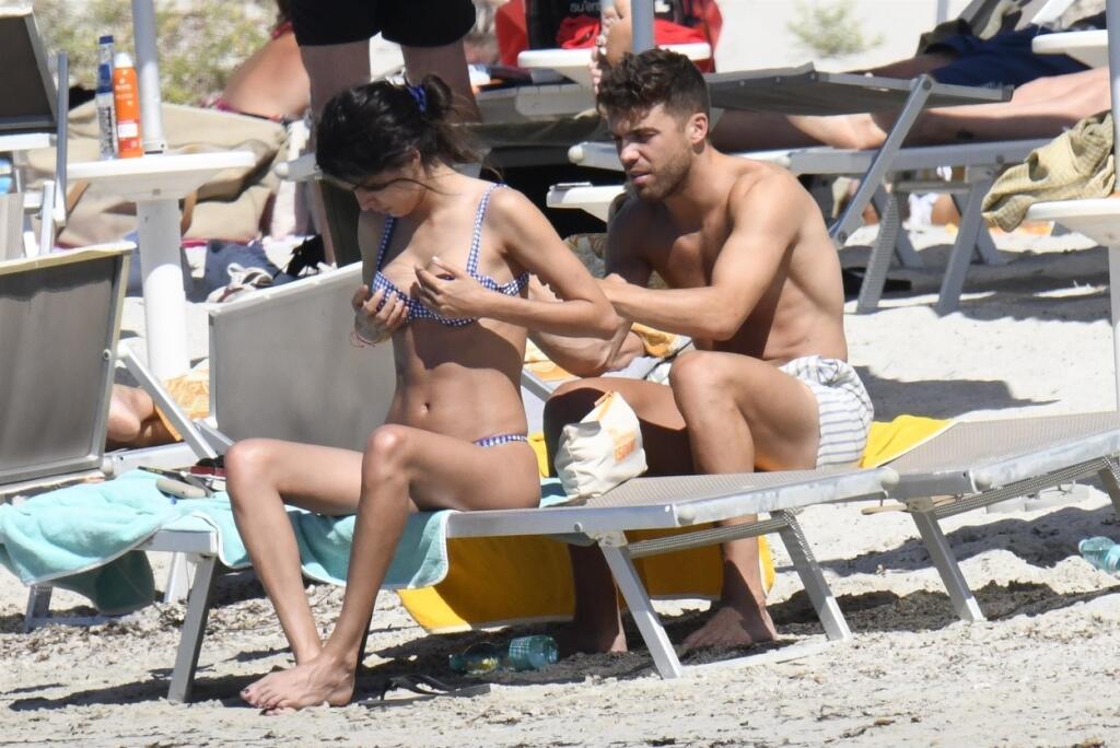 Lucia a Nacho si spolu vyrazili na dovolenku na Sardíniu. Španielskej modelke bolo zrejme teplo aj v plavkách, preto išiel horný diel dole.