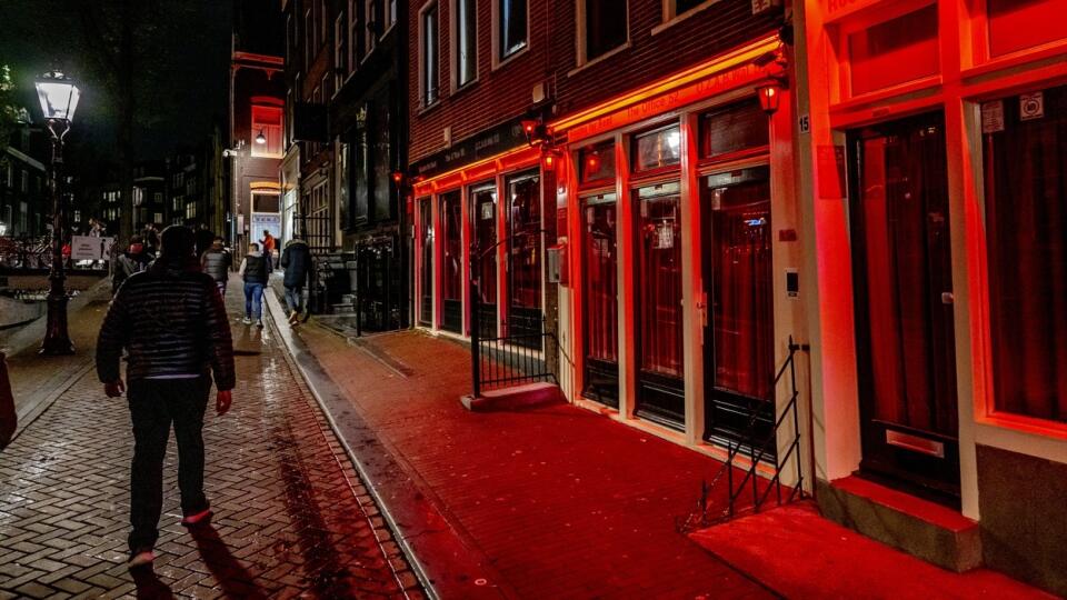 Známa amsterdamská štvrť Red Light District je lákadlom pre mnohých turistov.