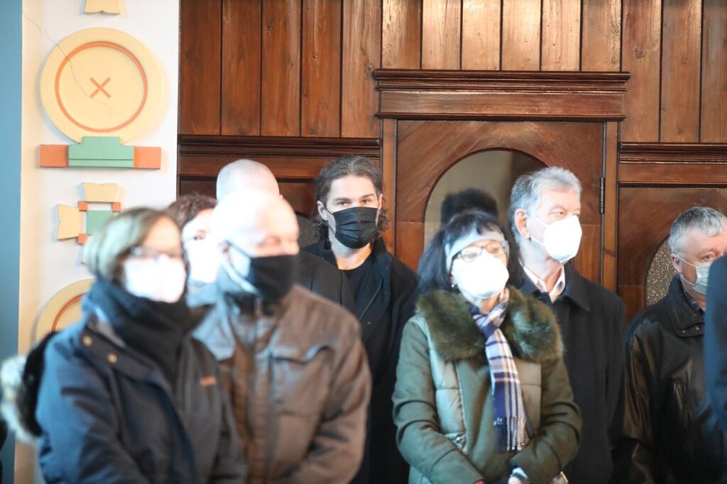 Jaromír Jágr prišiel poslednými, keď obrad už dávno začal. Postavil sa dozadu kostola a tam zotrval počas celej rozlúčky s nebohým Černým.