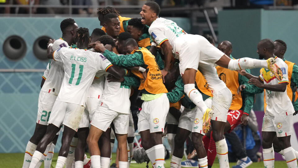 KK26 Dauha - Senegalský hráč Ismaila Sarr sa teší z gólu z penalty so spoluhráčmi počas zápasu základnej A-skupiny Ekvádor - Senegal na majstrovstvách sveta vo futbale 29. novembra 2022 v katarskom meste Dauha. FOTO TASR/AP
 
Senegal's Ismaila Sarr celebrates after scoring on a penalty kick his side's first goal during the World Cup group A soccer match between Ecuador and Senegal, at the Khalifa International Stadium in Doha, Qatar, Tuesday, Nov. 29, 2022. (AP Photo/Themba Hadebe)