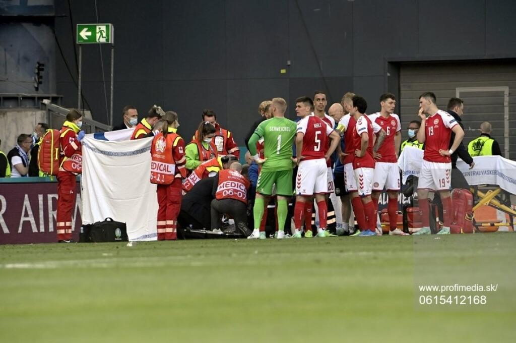 Kým dánskeho futbalistu oživovali, spoluhráči ho obkolesili a plačky dúfali, že sa z toho dostane.