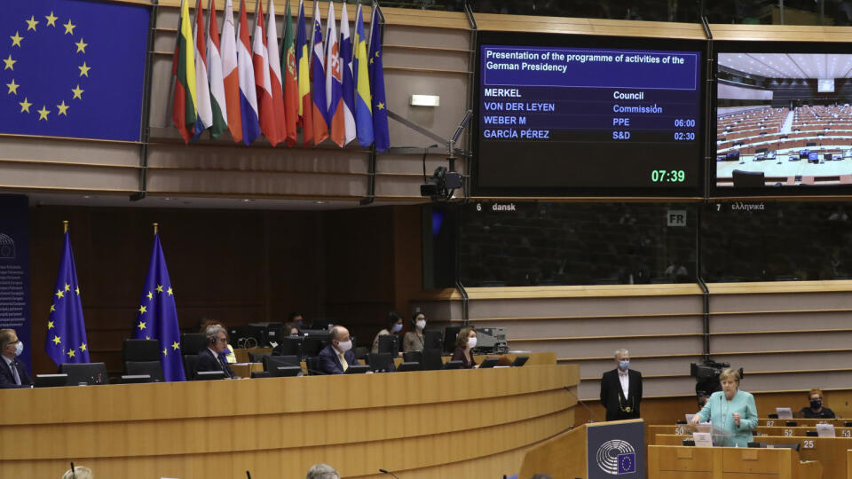 JB 9 Brusel - Nemecká kancelárka Angela Merkelová počas prejavu na plenárnom zasadnutí Európskeho parlamentu v Bruseli 8. júla 2020. Merkelová v stredu popoludní v bruselskom sídle Európskeho parlamentu (EP) predstavila plány nemeckého predsedníctva v Rade Európskej únie a vyzvala na celoeurópsku dohodu pre plán hospodárskeho oživenia EÚ. Zároveň sa pred poslancami EP vyjadrila k viacerým témam, ktoré v súčasnosti trápia Európanov. FOTO TASR/AP
German Chancellor Angela Merkel addresses a plena