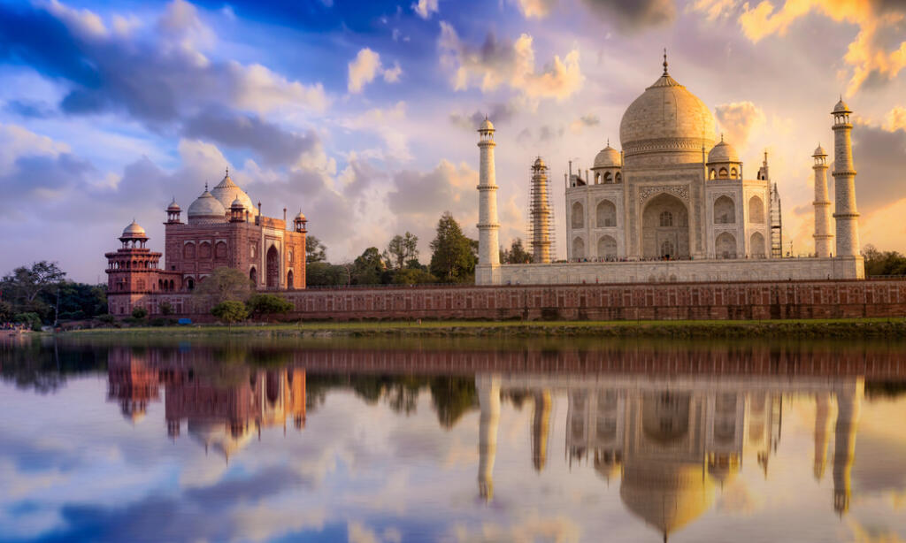 Taj,Mahal,Scenic,Sunset,View,With,Moody,Sky.,A,Unesco