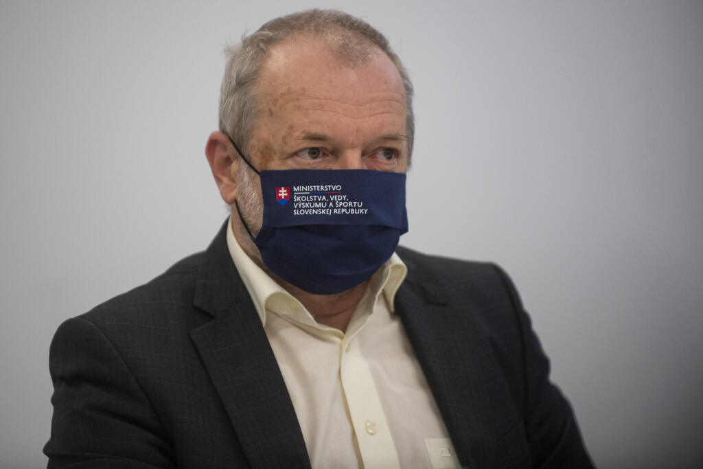 Na snímke štátny tajomník pre šport Ministerstva školstva, vedy, výskumu a športu (MŠVVŠ) Ivan Husár počas neformálnych novinárskych raňajok k témam Národného športového centra a Plánu návratu na športoviská 26. februára 2021 v Bratislave. FOTO TASR - Jakub Kotian
