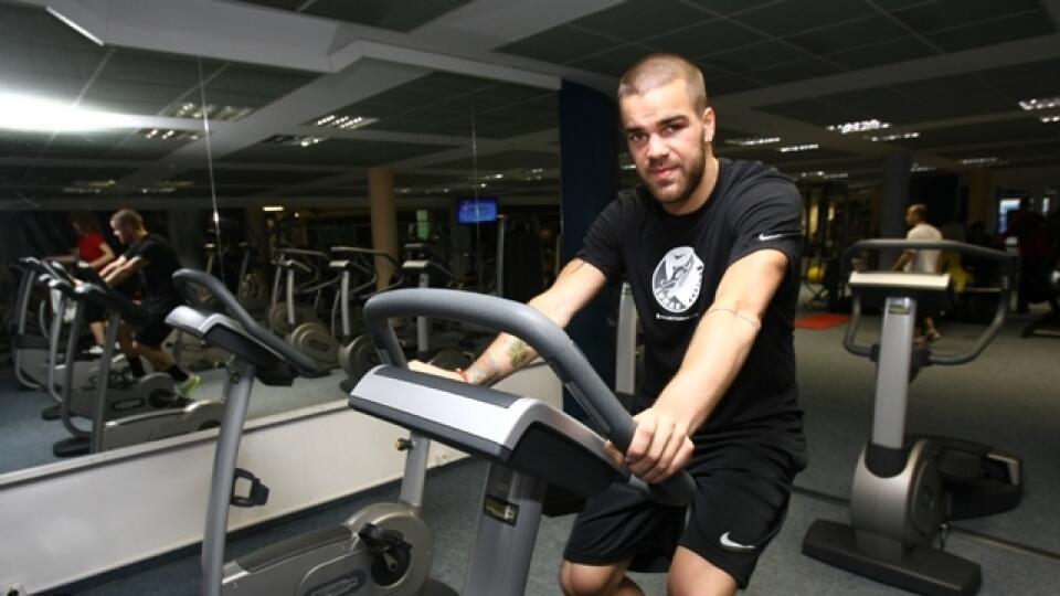 Filip Šebo trénuje
v posilňovni pod dohľadom
kondičného trénera Maroša
Molnára.