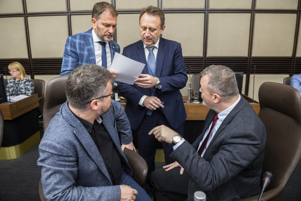Na snímke hore zľava podpredseda vlády a minister financií SR Igor Matovič (OĽaNO), minister pôdohospodárstva a rozvoja vidieka SR Samuel Vlčan (nominant OĽaNO), dole zľava podpredseda vlády pre legislatívu a strategické plánovanie Štefan Holý (Sme rodina) a minister práce, sociálnych vecí a rodiny SR Milan Krajniak (Sme rodina) počas 114. schôdze vlády SR v Bratislave 2. novembra 2022. FOTO TASR - Jaroslav Novák
