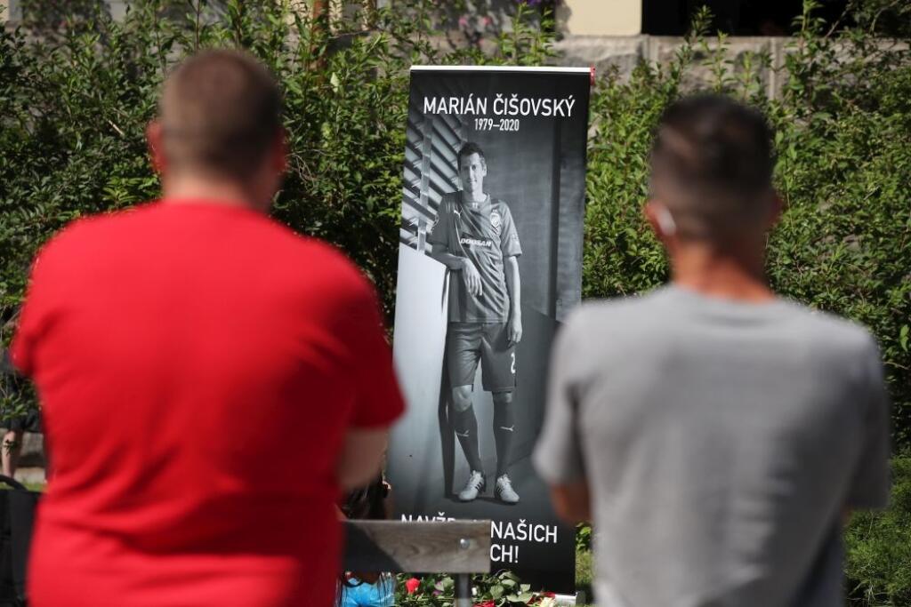 Posledná rozlúčka s Mariánom Čišovským sa konala v Plzni. Pred domom smútku postavili bývalému futbalistovi transparent s jeho podobizňou, pred ktorý fanúšikovia ukladali kvety.