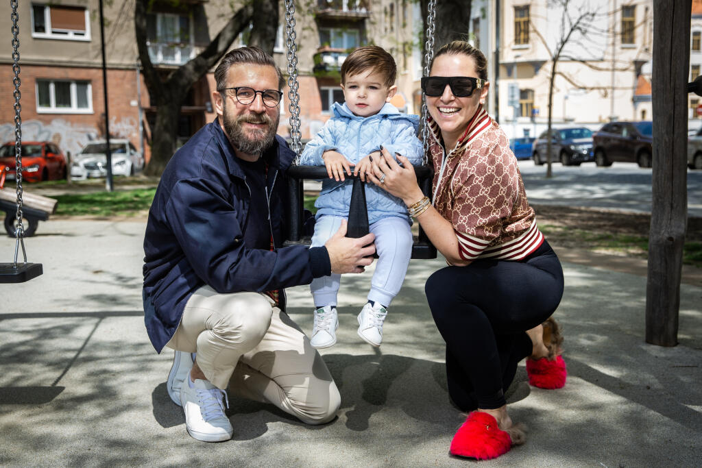 Dominika Navara Cibulková a Michal Navara pri prechádzke Bratislavou s ich synom.
