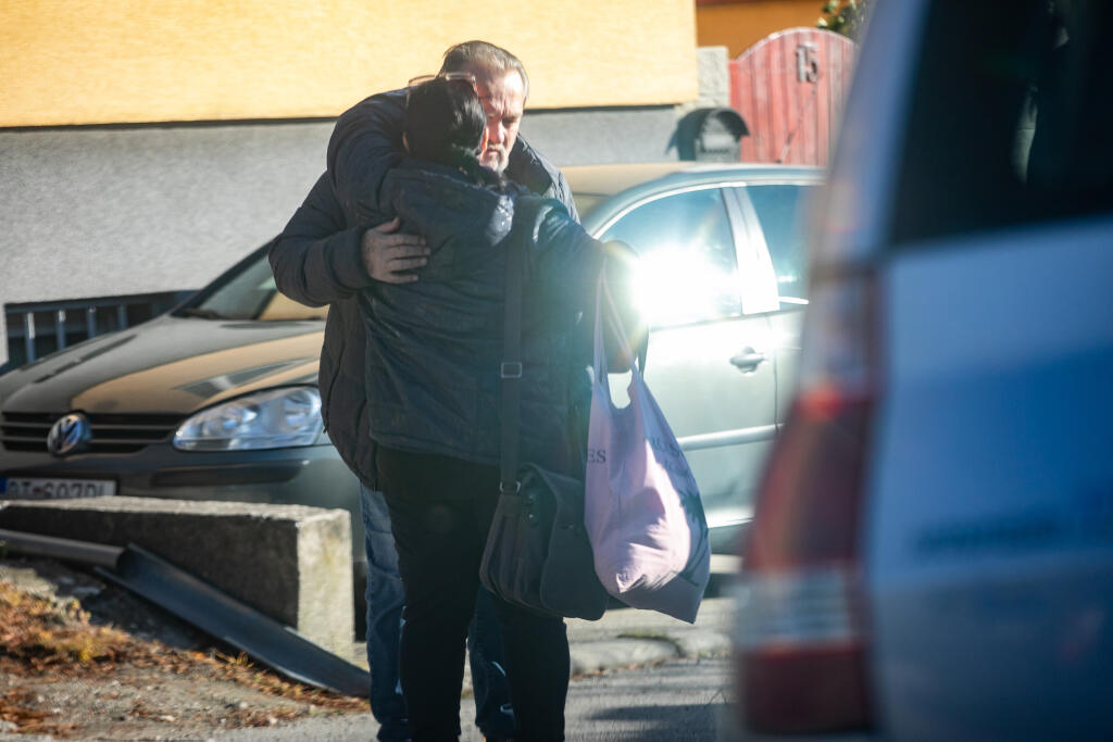 Už pár hodín po tragédii sa pri dome začali schádzať smutiaci, ktorí sa objímali a mali slzy na krajíčku. Navštívili ju aj po ďalšie dni, aby jej nielen robili spoločnosť v bolesti a samote, ale aby jej pomohli s bežnými životnými situáciami, ako je nákup či prichystanie stravy. Veď jej jediná dcéra Alexandra, ktorá býva na Floride, sa na Slovensko ešte len ponáhľala.