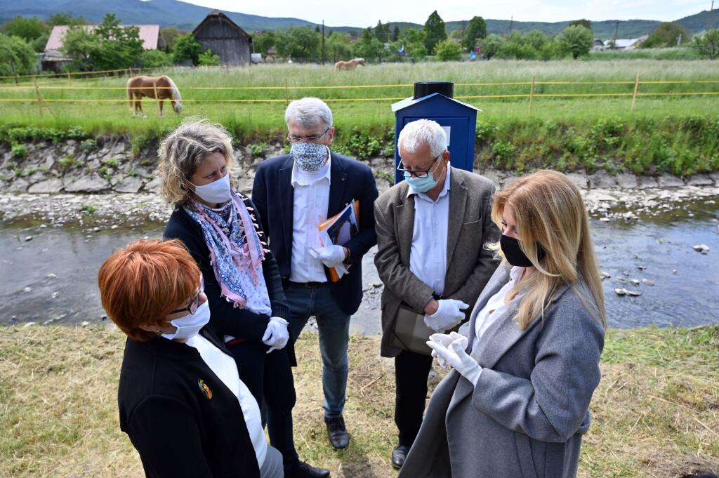Na snímke vpravo prezidentka SR Zuzana Čaputová s expertami Slovenského hydrometeorologického ústavu (SHMÚ) počas stretnutia pri vodomernej stanici SHMÚ Svinický Potok v obci Svinica, okres Košice-okolie vo štvrtok 28. mája 2020. FOTO TASR - Roman Hanc
