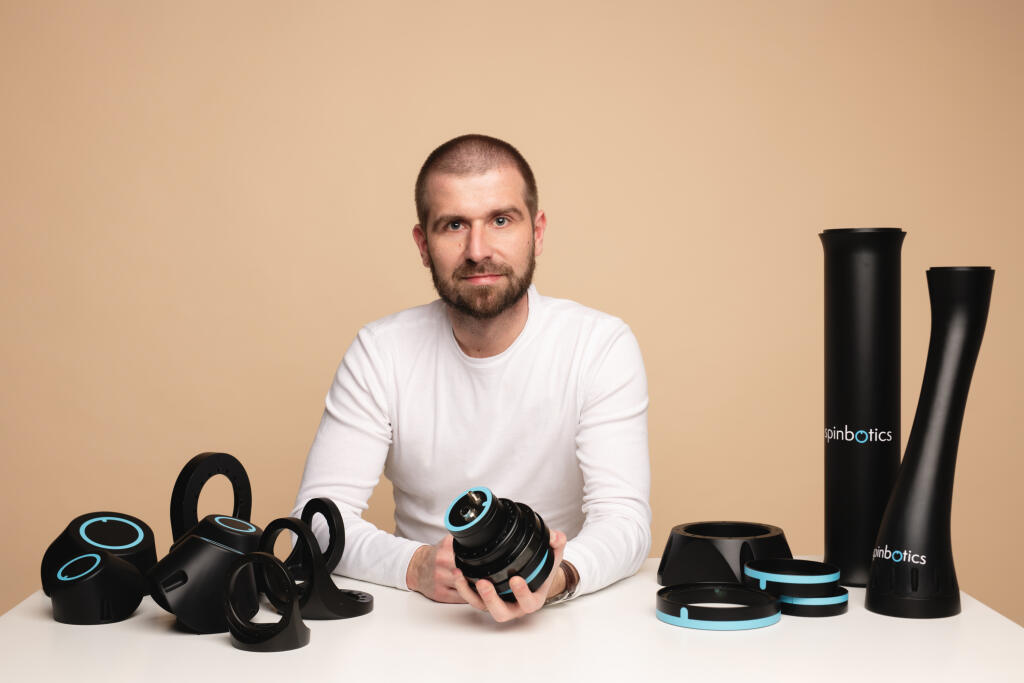 Na obrázku zakladateľš firmy Spinbotics Peter Tkáč. 