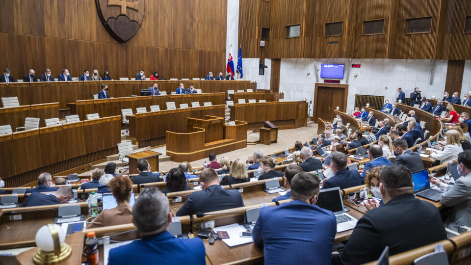 Na snímke poslanci NRSR počas rokovania 27. schôdze parlamentu v Bratislave 30. apríla 2021. FOTO TASR - Jaroslav Novák
