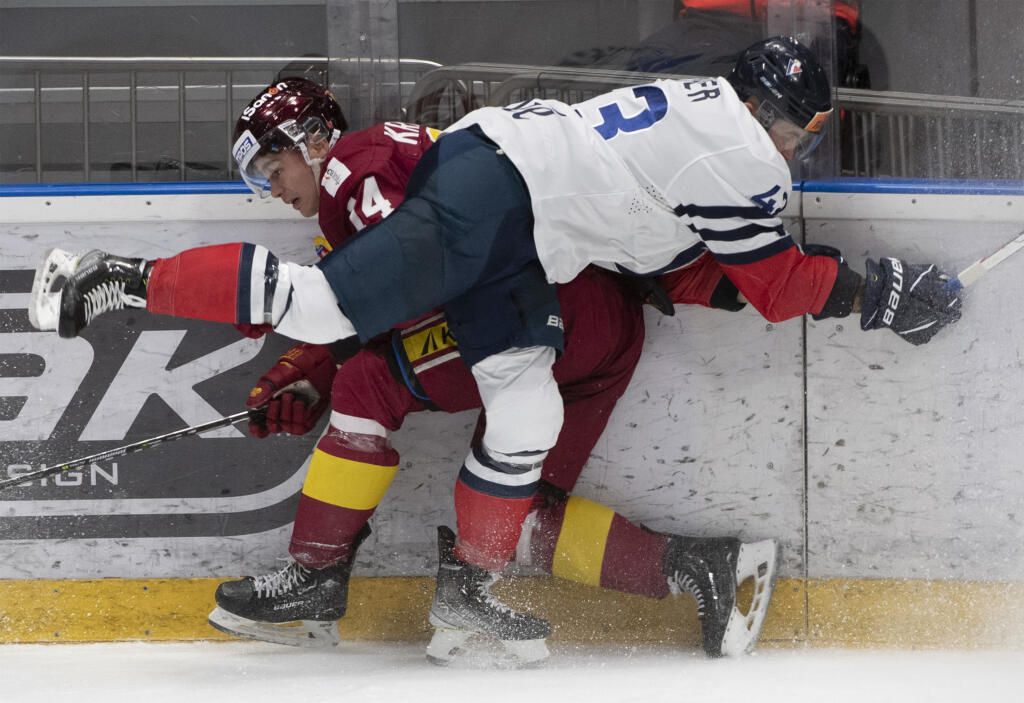 Na snímke v popredí Patrik Maier (Slovan) a v pozadí Andrej Krajčovič (Trenčín) bojujú o puk pri mantineli počas zápasu 20. kola hokejovej Tipos extraligy medzi HC Slovan Bratislava - HK Dukla Trenčín v Bratislave v piatok 25. novembra 2022.