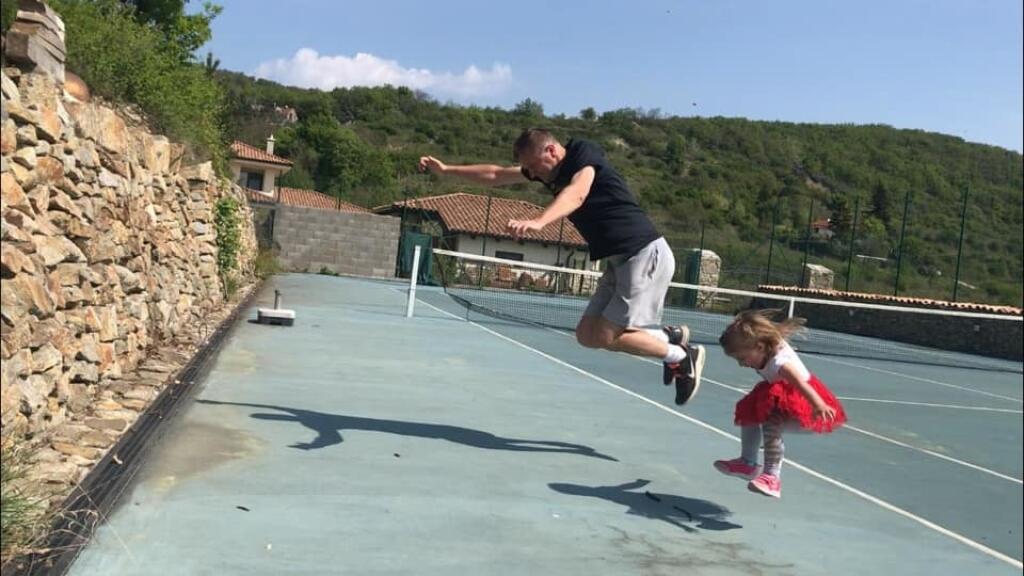 Karol Kučera s dcérou Klaudiou už môžu od stredy veselo trénovať na súkromnom kurte pred vlastným domom.