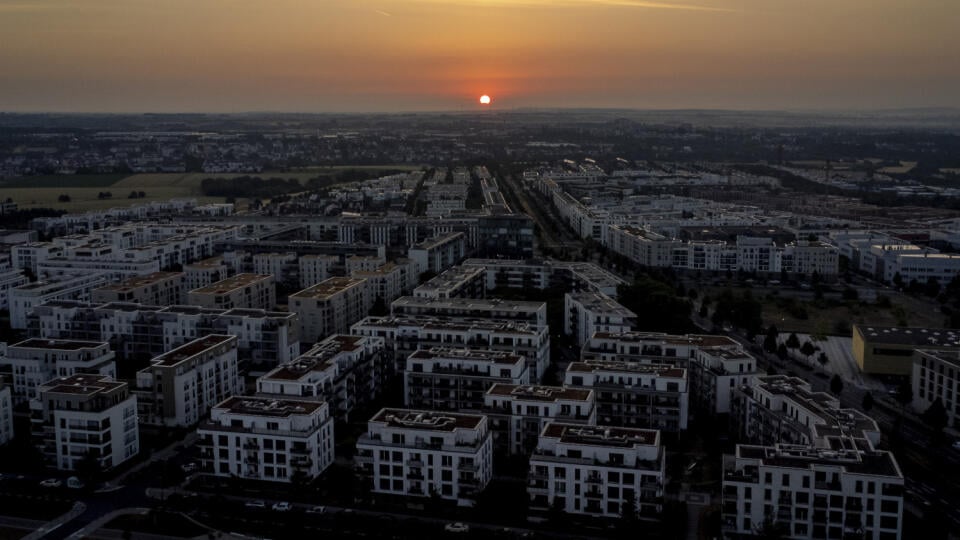 EBE 19 Frankfurt nad Mohanom - Slnko vychádza nad obytnou štvrťou v nemeckom Frankfurte vo štvrtok 23. júna 2022. FOTO TASR/AP
The sun rises above a residential area in Frankfurt, Germany, Thursday, June 23, 2022. (AP Photo/Michael Probst)