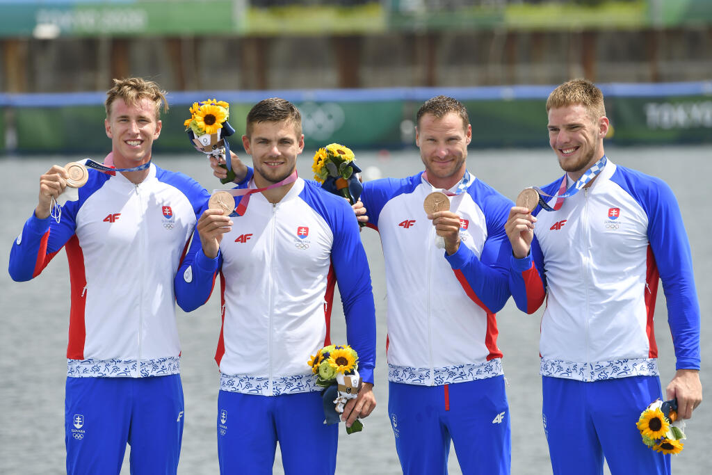 Na snímke slovenská posádka rýchlostných kanoistov K4 v zložení zľava Samuel Baláž, Denis Myšák, Erik Vlček a Adam Botek sa teší na pódiu zo zisku bronzovej medaily na 500 metrov počas XXXII. letných olympijských hier v Tokiu, 7. augusta 2021. FOTO TASR - Michal Svítok