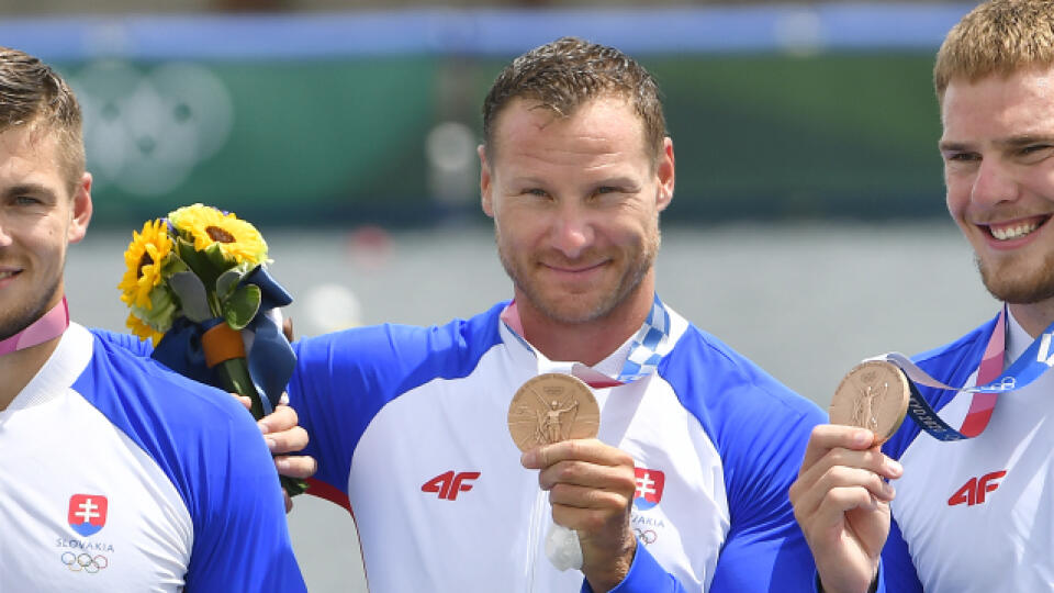 Na snímke slovenská posádka rýchlostných kanoistov K4 v zložení zľava Samuel Baláž, Denis Myšák, Erik Vlček a Adam Botek sa teší na pódiu zo zisku bronzovej medaily na 500 metrov počas XXXII. letných olympijských hier v Tokiu, 7. augusta 2021. FOTO TASR - Michal Svítok