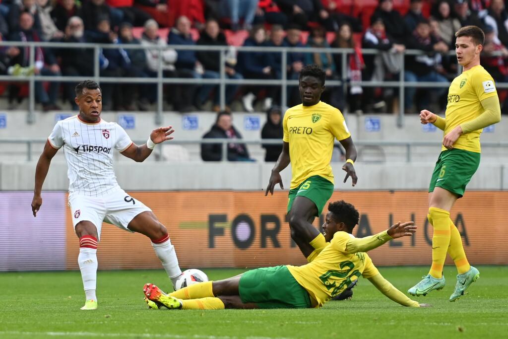 Na snímke zľava hráč Trnavy Dyjan Azevedo a hráči Žiliny Benson Anang (na trávniku), Richmond Owusu a Miroslav Gono bojujú o loptu počas zápasu 5. kola skupiny o titul vo Fortuna lige medzi FC Spartak Trnava a MŠK Žilina v Trnave v sobotu 9. apríla 2022.