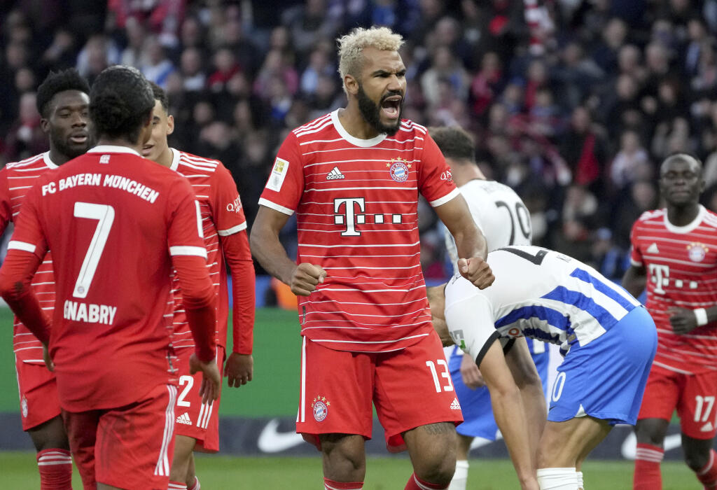 WA 47 Berlín - Futbalista Bayernu Mníchov Eric Maxim Choupo-Moting (uprostred) sa teší so spoluhráčmi počas zápasu 13. kola nemeckej Bundesligy Hertha BSC - Bayern Mníchov v Berlíne v sobotu 5. novembra 2022. FOTO TASR/AP
Bayern's Eric Maxim Choupo-Moting, center, celebrates after scoring his side's 2nd goal during the German Bundesliga soccer match between Hertha BSC Berlin and FC Bayern Munich in Berlin, Germany, Saturday, Nov. 5, 2022. (AP Photo/Michael Sohn)