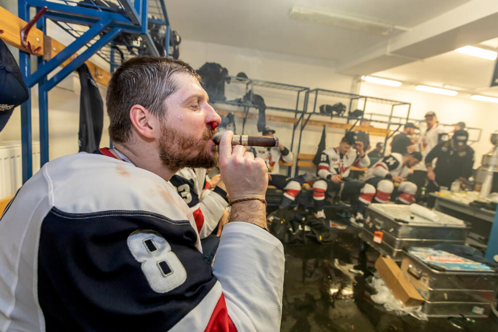 Hokejisti HC Slovan Bratislava zvíťazili v šiestom zápase finále Kaufland play off Tipos extraligy 2021/2022 a získali titul majstra SR. Šiesty zápas vyhrali s HK Nitra 5:2 a celú sériu 4:2 na zápasy. Na snímke je Michal Sersen ako oslavuje v šatni.