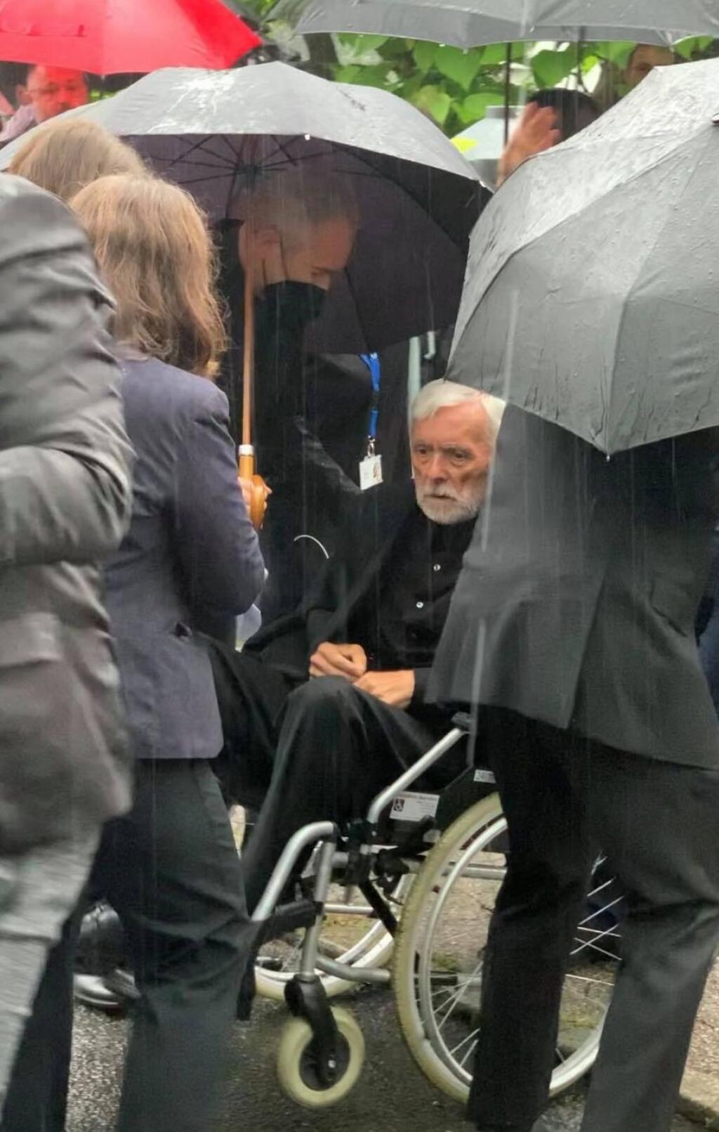 Zdrvený Libuškin manžel Josef Abrhám. Priviezli ho na vozíčku.