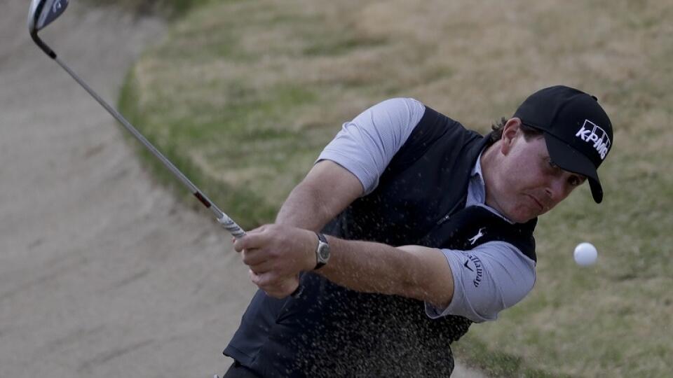 Phil Mickelson odpaľuje loptičku.