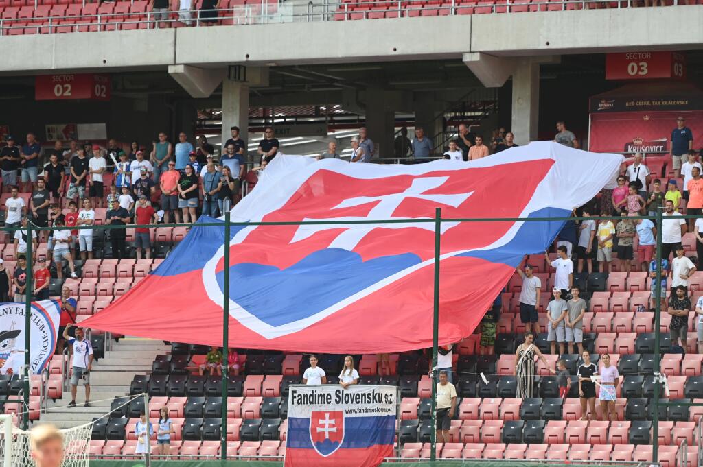 Na snímke fanúšikovia Slovenska počas zápasu o 5. miesto na Majstrovstvách Európy U19 Slovensko U19 - Rakúsko U19 v Trnave v utorok 28. júna 2022. FOTO TASR - Lukáš Grinaj