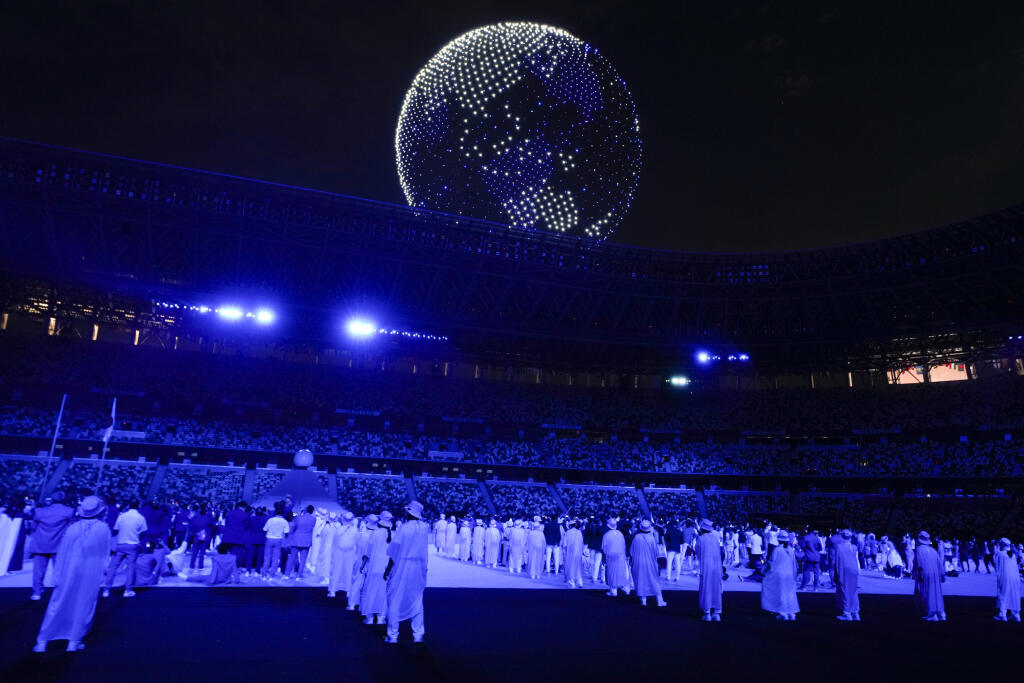 Drony v tvare zemegule letia nad Olympijským štadiónom počas otváracieho ceremoniálu XXXII. letných olympijských hier 23. júla 2021 v Tokiu.