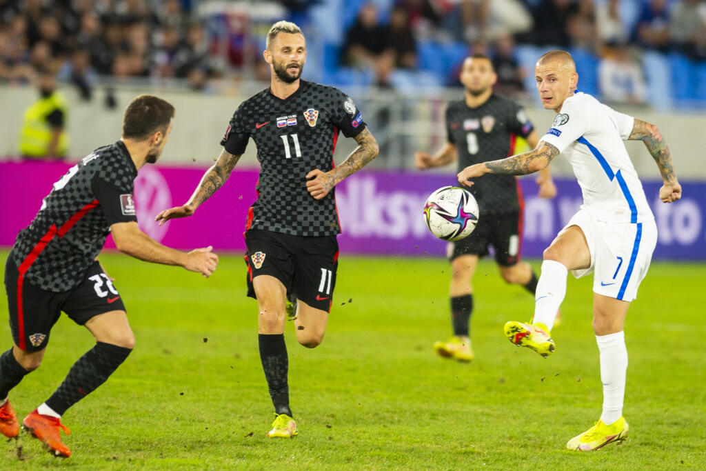 Na snímke zľava Josip Juranovič, Marcelo Brozovič (obidvaja Chorvátsko) a Vladimír Weiss (Slovensko) počas zápasu H-skupiny kvalifikácie Majstrovstiev sveta 2022 Slovensko - Chorvátsko 4. septembra 2021 v Bratislave. FOTO TASR – Jakub Kotian