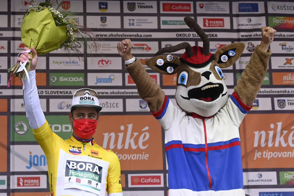 Na snímke slovenský cyklista Peter Sagan (Bora - Hansgrohe) v žltom drese vedúceho pretekára v celkovom priebežnom poradí oslavuje na pódiu po 3. etape 65. ročníka pretekov Okolo Slovenska (193,2 km) z Dolného Kubína do Považskej Bystrice v sobotu 18. septembra 2021.