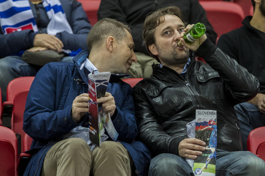 Poslanec Smer-SD Ľuboš Blaha si nenechal ujsť kvalifikačný zápas MS vo futbale medzi Slovenskom a Škótskom, ktorý si vychutnával s pivom v ruke.
