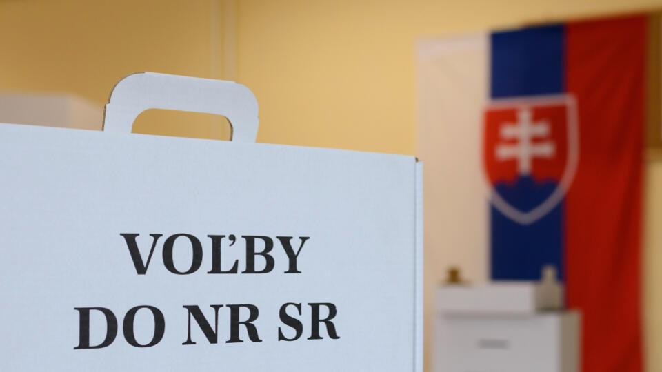 Na snímke príprava volebnej miestnosti k voľbám do Národnej rady Slovenskej republiky 2020 v kultúrnom dome v mestskej časti Mlynárce v Nitre 27. februára 2020.
FOTO TASR – Henrich Mišovič