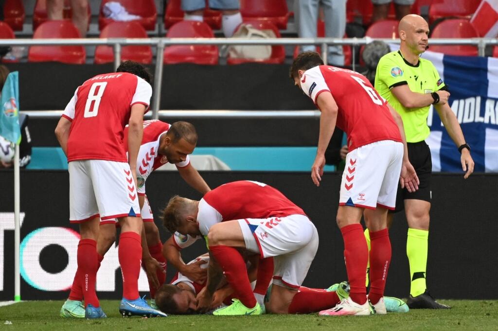 Zápas bol prerušený po tom, čo hráč Dánska Eriksen skolaboval.