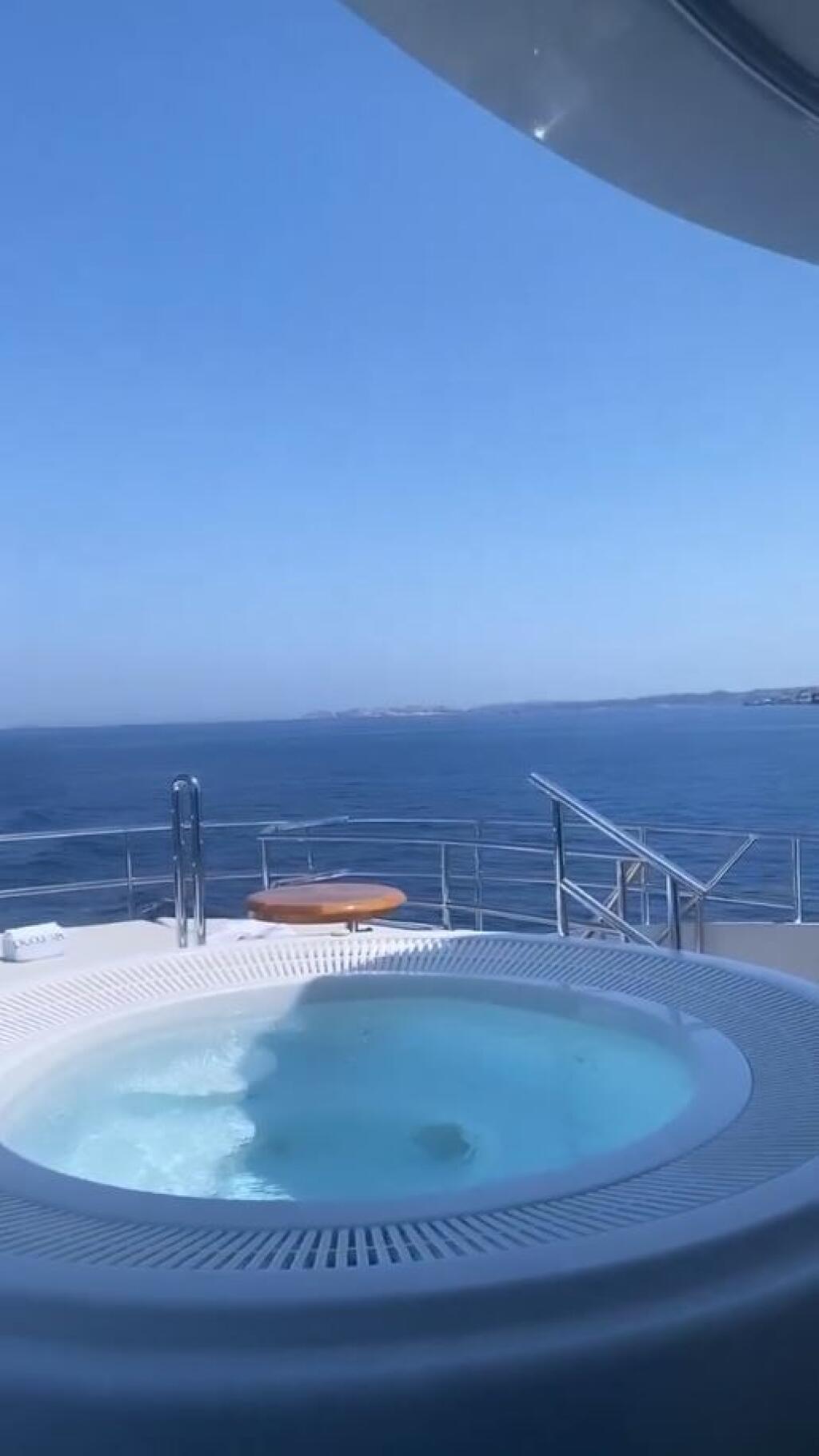 Okrem toho, že na zaľúbencov číhali pozorní paparazzi fotografi, sa Svitolinová s Monfilsom pochválili sami zaujímavými detailami. Tenisový párik si užíval na luxusnej jachte, na ktorej nechýba vírivka.