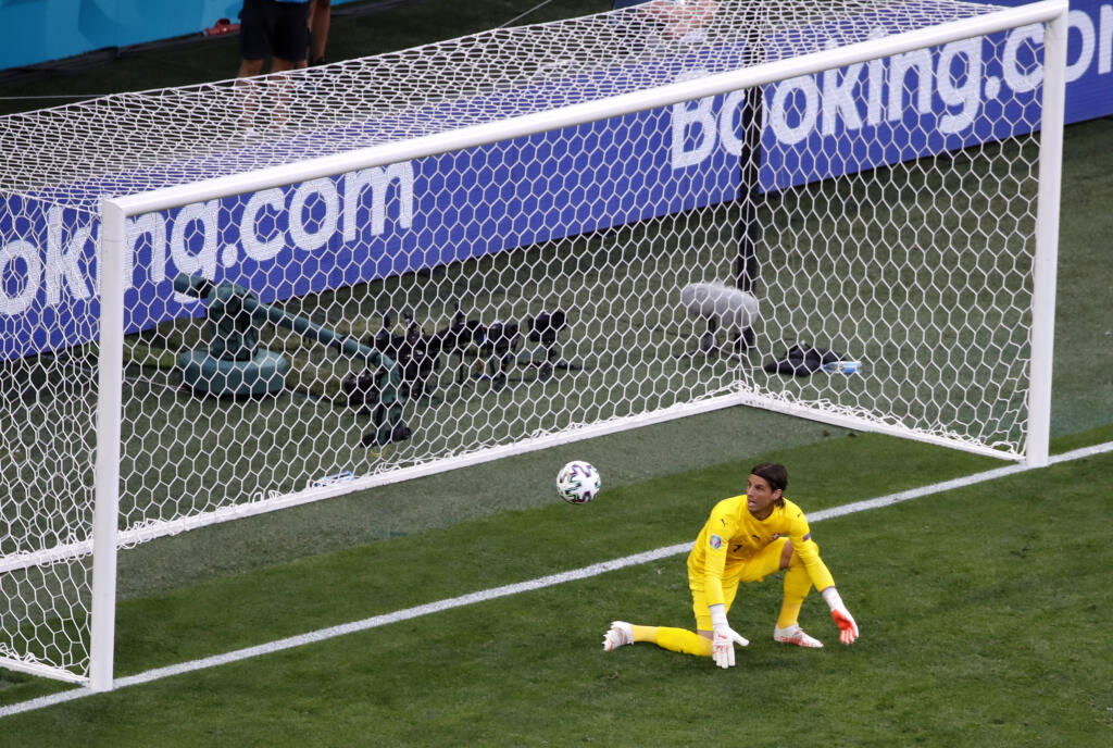 JB 34 Petrohrad - Švajčiarsky brankár Yann Sommer inkasuje gól z kopačky Španiela Jordiho Albu v zápase štvrťfinále Švajčiarsko - Španielsko na EURO 2020 vo futbale v Petrohrade 2. júla 2021. FOTO TASR/AP
Switzerland's goalkeeper Yann Sommer watches the ball go into the net after a shot by Spain's Jordi Alba during the Euro 2020 soccer championship quarterfinal match between Switzerland and Spain at Saint Petersburg Stadium in St. Petersburg, Russia, Friday, July 2, 2021. (Anton Vaganov/Pool vi