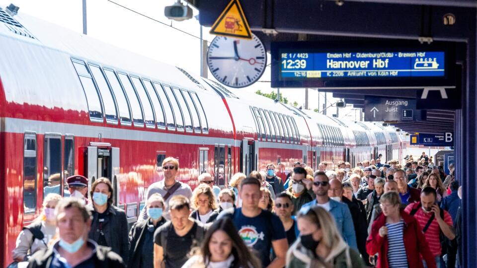 WA 2 archív Norddeich - Na archívnej snímke z 3. júna 2022 cestujúci vystupujú z vlaku na železničnej stanici v meste Norddeich v spolkovej krajine Dolné Sasko na severozápade Nemecka. Nemecká železničná spoločnosť Deutsche Bahn (DB) v nedeľu 28. augusta 2022 tesne pred koncom platnosti populárnych deväťeurových mesačných lístkov na verejnú dopravu oznámila, že len prostredníctvom jej vlastných kanálov sa predalo okolo 26 miliónov týchto cestovných lístkov. Koľko lístkov sa presne predalo na cel