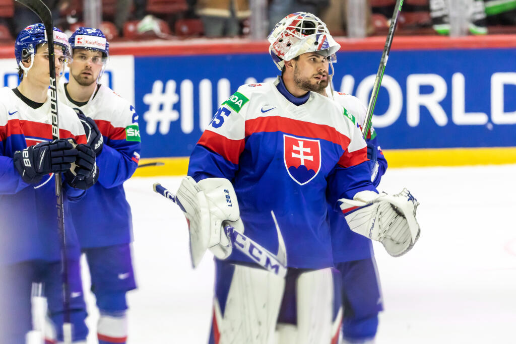 Na snímke je brankár Adam Húska na záver tretieho zápasu základnej skupiny MS 2022, v ktorom nastúpili slovenskí hokejisti proti Kanade.